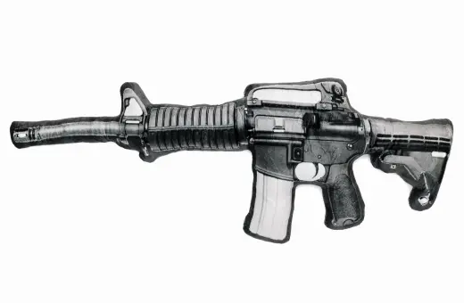 Polštář útočná puška AR15 Caliber Gourmet Polštář ve vzhledu útočné pušky AR15 Caliber Gourmet Assault Rifle Pillow. Skvělý dárek pro bezpečnou „polštářovou přestřelku“. Lze prát v pračce.